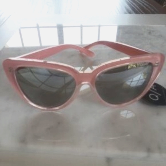 QUAY AUSTRALIA Stray Cat Pink Mirrored Sunnies - Picture 4 of 8